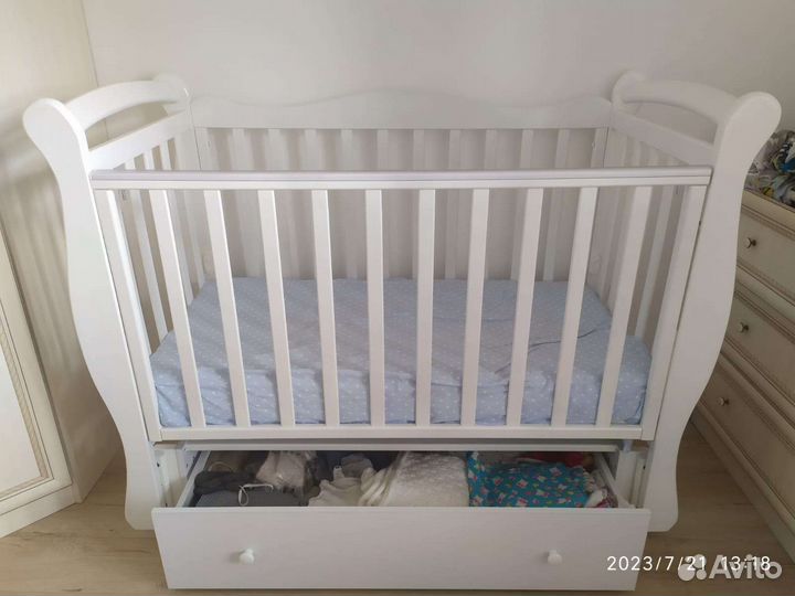 Детская кроватка с продольным маятником и ящиком