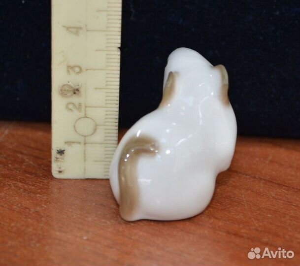 Мини фарфоровая статуэтка- белая мышка.лфз