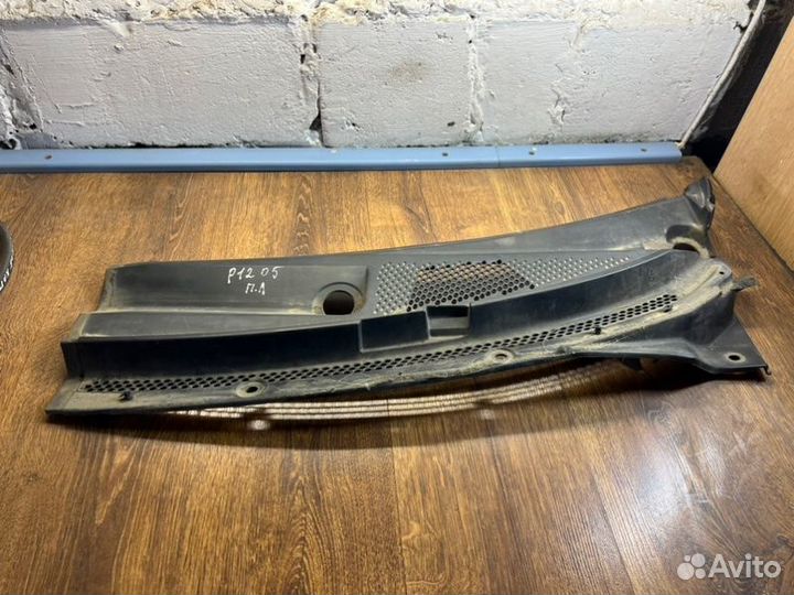 Решетка под лобовое стекло передняя левая Nissan