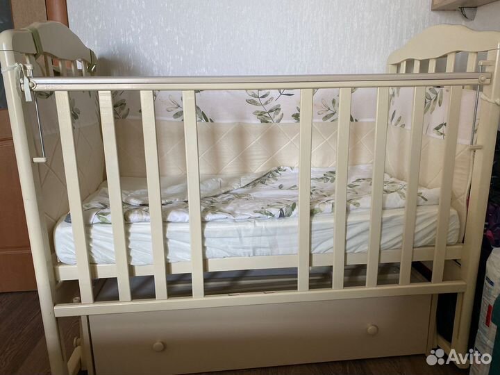 Детская кроватка с продольным маятником