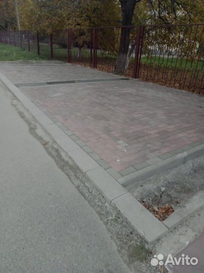 Укладка тротуарной плитки, установка бордюров