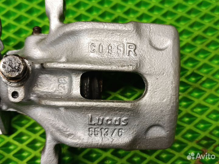 Суппорт задний правый Mitsubishi carisma