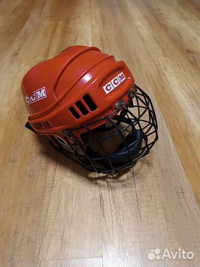 Хоккейный шлем и ошейник