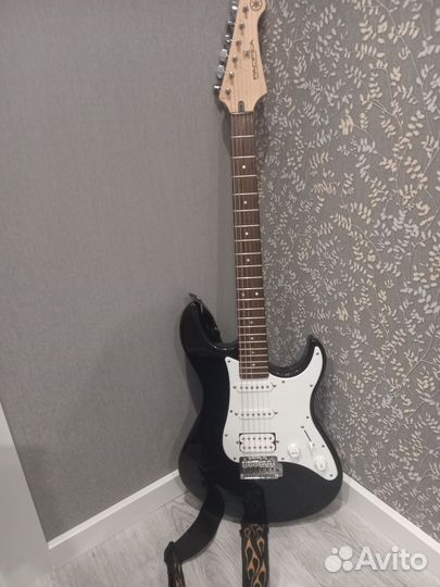 Гитара Yamaha Pacifica 012BL