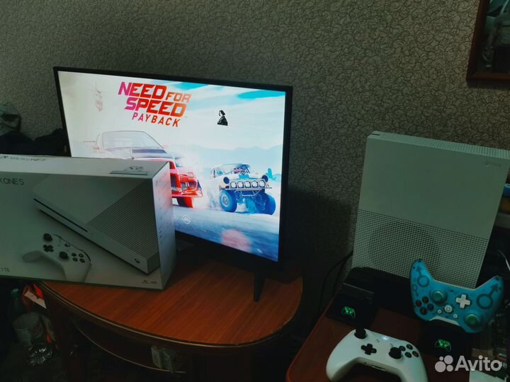 Xbox One s 1tb с подпиской + зарядная станция