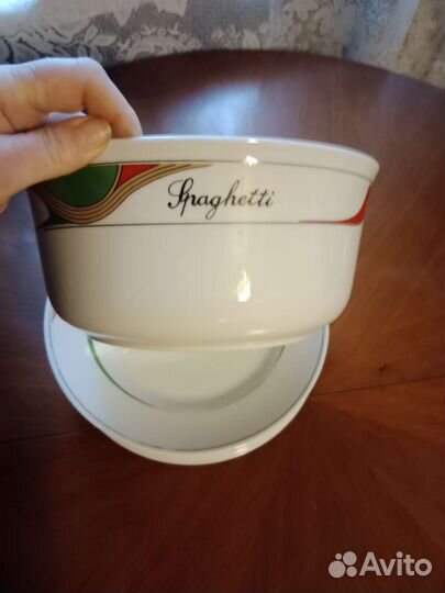 Салатница с тарелками