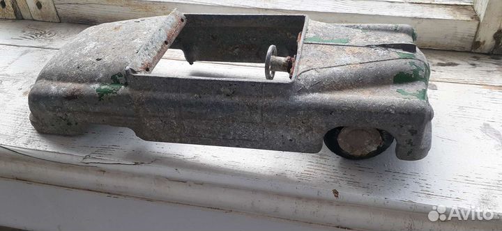 Антикварный игрушечный автомобиль