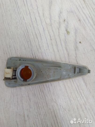 Повторитель поворотника в Крыло в Зеркало Renault