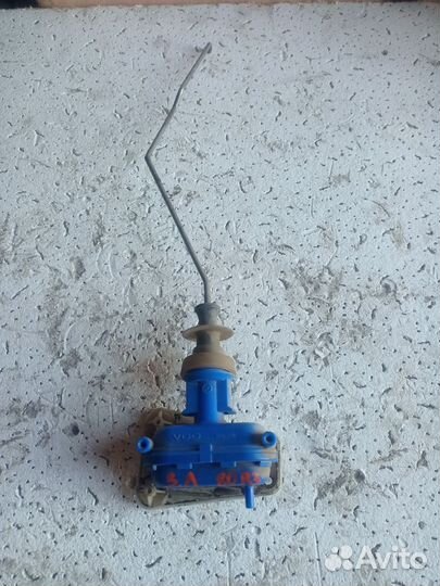 Активатор замка двери задний левый audi 80 b4