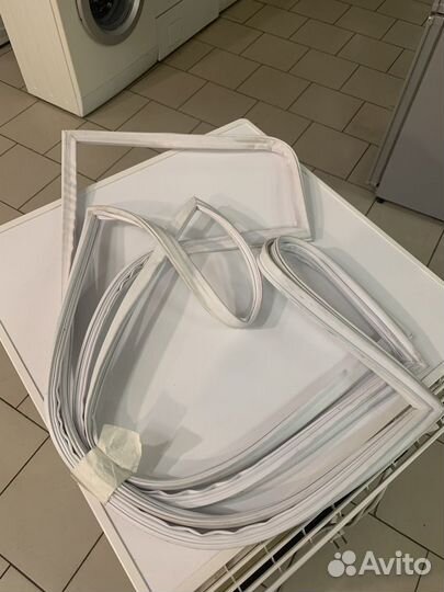 Уплотнитель холодильника Bosch KGN39XW26R