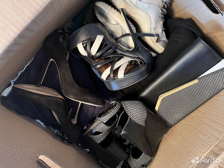 Огромная коробка вещей и обуви