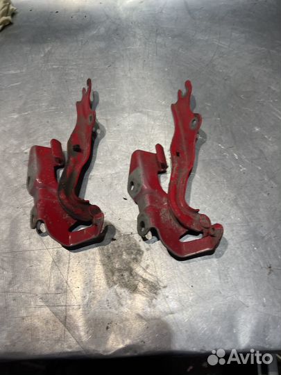 Петля капота правая Mazda 3 Bk 2003-2009