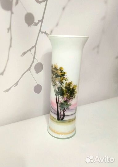 Ваза для цветов из молочного стекла. Винтаж