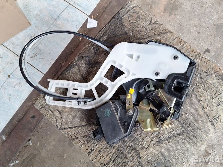 Замок двери kia sportage 1 задний правый