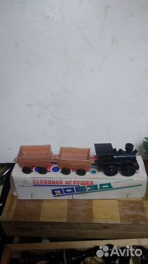 Игрушка заводной паровозик времён СССР