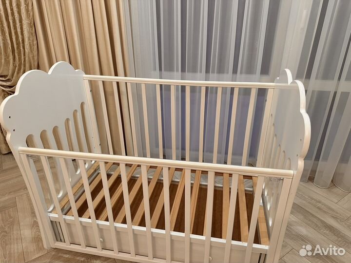 Детская кровать с маятником