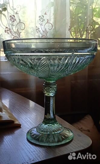 Ваза, конфетница старинная, цветное стекло