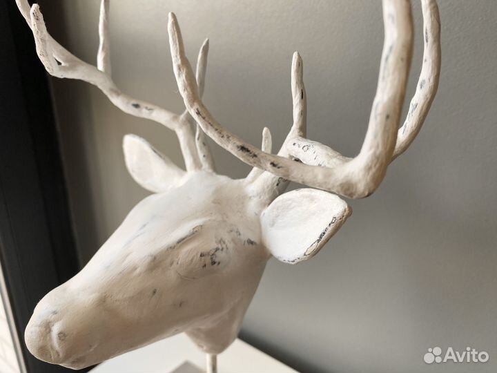 Олень декоративная статуэтка белая