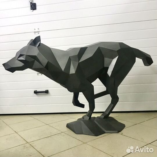 Полигональная скульптура «волк» из металла