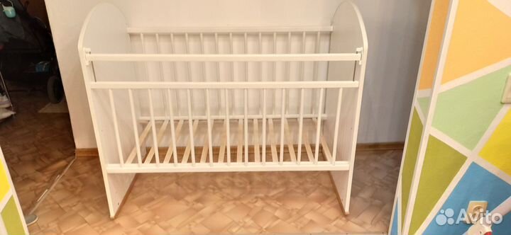 Детская кроватка с маятником