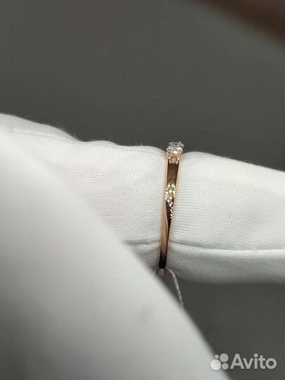 Золотое кольцо с камнем 18,5р