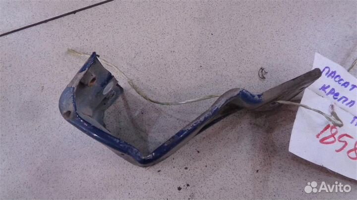 Кронштейн крепления переднего крыла правый Volksw