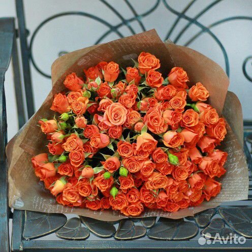 Яркий букет из 15 кустовых роз