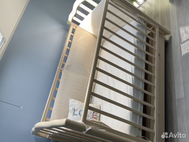 Детская кроватка с маятником и ящиком