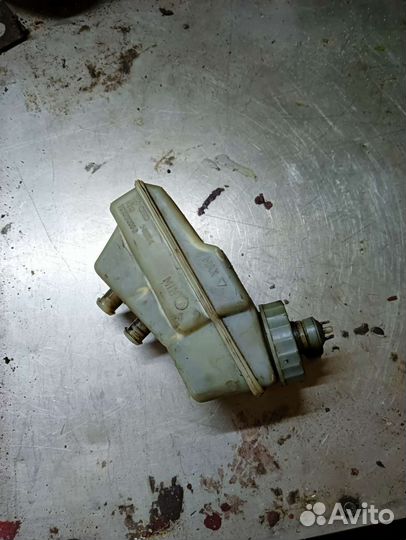 Бачок тормозной жидкости Transporter T4