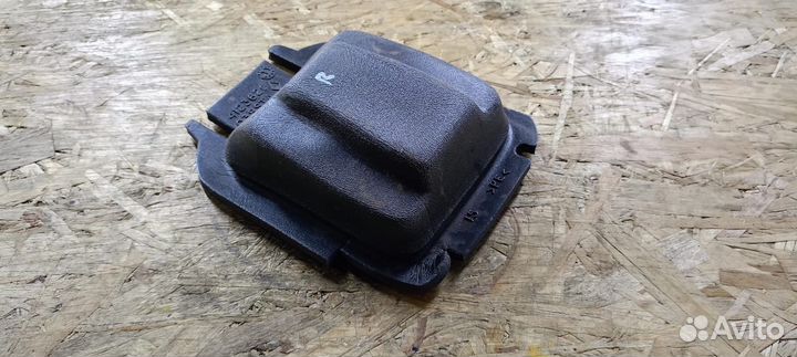 Карман под ремень безопасности в средн.прав.стойки