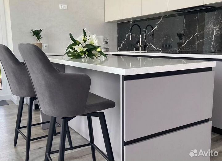 Прямая кухня в бежевом глянце и матовом дереве