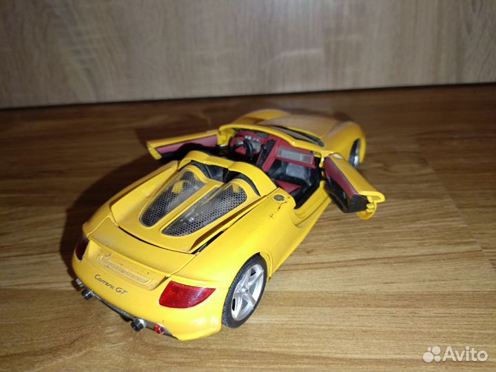 Модель автомобиля Porsche Carrera GT 1/24