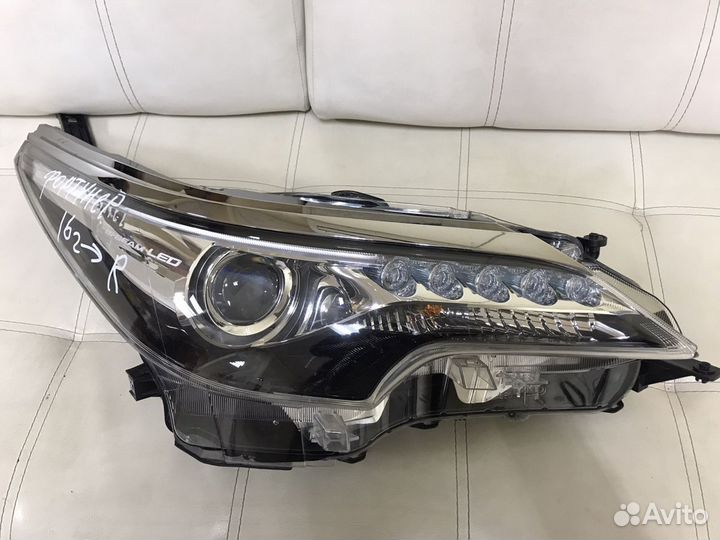 Фара правая LED Toyota Fortuner 2 оригинал