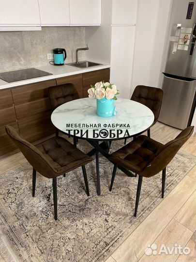 Кухонный стол и стулья. Бесплатная доставка