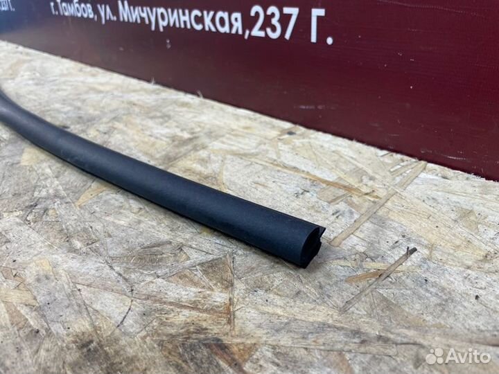 Уплотнительная резинка боковой двери передняя