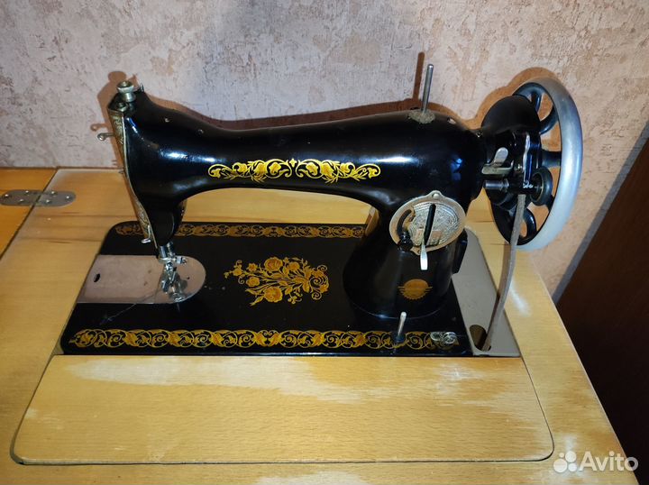 Швейная машинка пмз Калинина с деревянным столом
