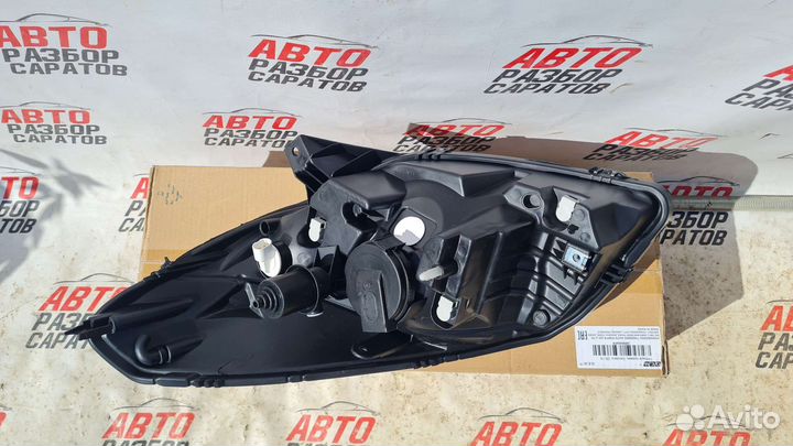 Фара правая Renault Sandero