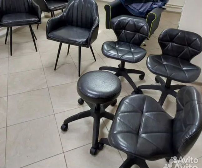 Кресла для мастеров и клиентов