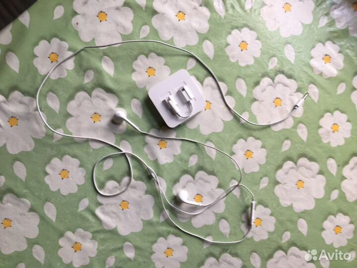 Зарядка на iPhone и наушники ориг