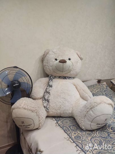 Большой плюшевый медведь