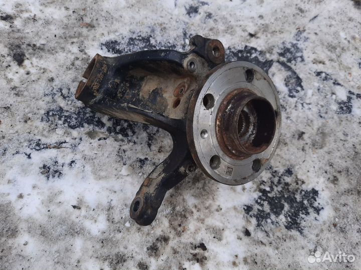 Поворотный кулак правый VW Polo sedan, Skoda Rapid