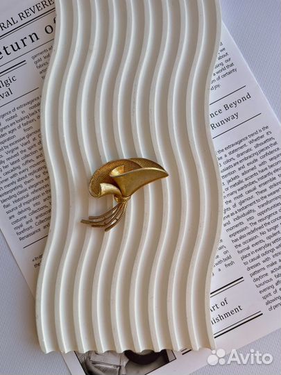 Coro Pegasus/Старинная изящная брошь