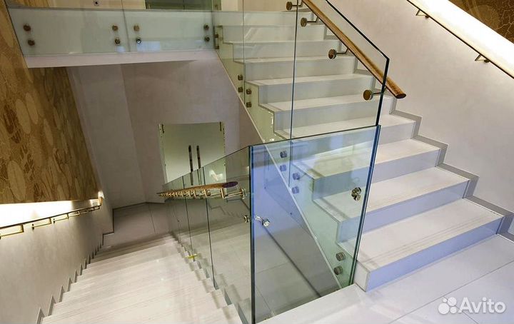 Стеклянное ограждение лестницы