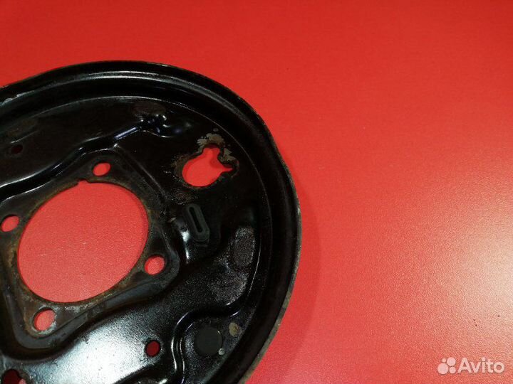 Тормозной щит задний правый Toyota Premio NZT240