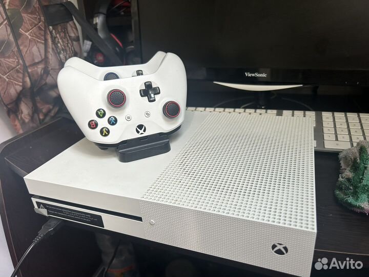 Xbox One s 1tb 2 геймпада с играми