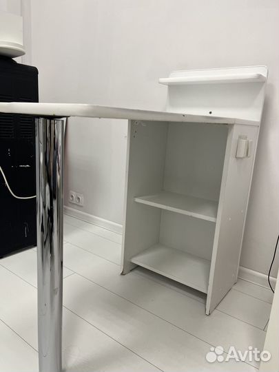 Маникюрный стол