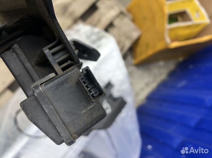 Замок на крышку багажника на Бмв х5е Е53 Кузов