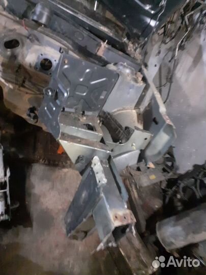 Передняя левая четверть Renault Logan Renault Sand