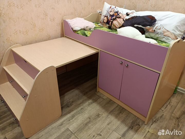 Детская кровать чердак со столом и шкафом