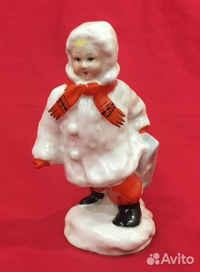 Статуэтка фарфоровая. Мальчик с санками. СССР